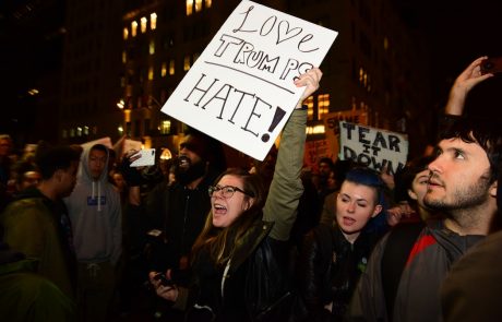 V ZDA več protestov ušlo izpod nadzora. Trump miri: “Vsi bomo prišli skupaj in bomo ponosni”