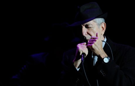 Legendarnega pevca Leonarda Cohena so v četrtek pokopali na judovskem pokopališču v Montrealu