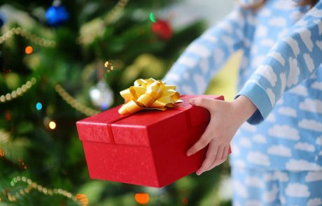 RAZISKAVA: Koliko Slovenci zapravimo za praznična darila?