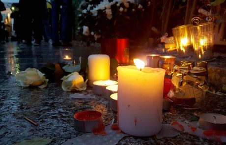 Francija in svet se spominjata terorističnih napadov v Parizu, v katerih je pred letom dni umrlo 130 ljudi