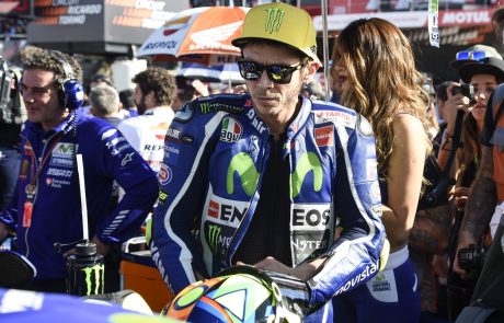 Valentino Rossi deli brce kot za stavo: Najprej brcnil Marqueza, sedaj še starejšo gospo (video)