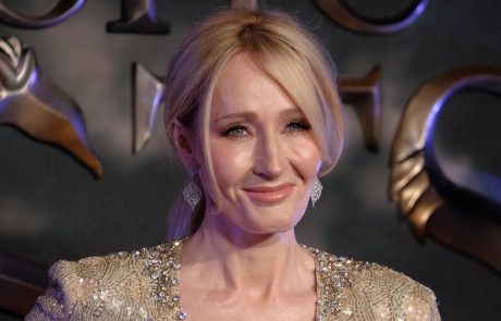 Slavna pisateljica J. K. Rowling skrivnostno zgodbo napisala kar na svojo obleko