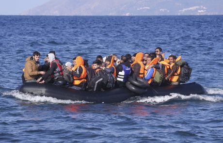 Italijanska obalna straža ta vikend rešila kar 2850 migrantov, našli tudi več trupel