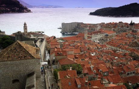 Močno neurje je v torek zvečer zajelo območje Dubrovnika na jugu Hrvaške in dele Črne gore