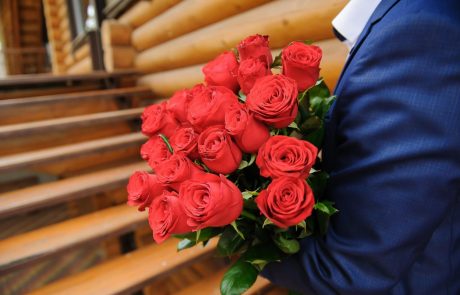 Žena že več kot osem let dobiva cvetje od moža, ki je umrl