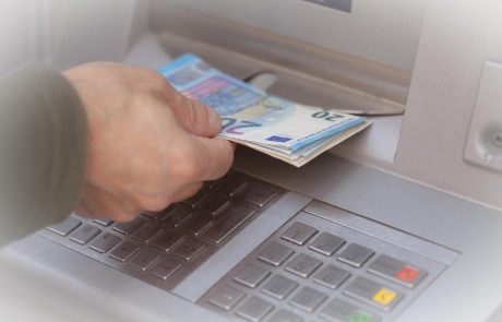 Policija opozarja: Prilastitev v bankomatu pozabljenega denarja je kazniva!