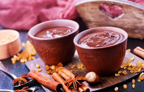Strokovnjaki razkrili: Kako doma narediti najboljšo vročo čokolado