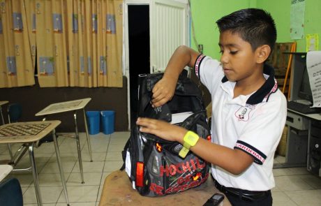 Mehiški deček je oblikoval neprebojni nahrbtnik, da bi zaščitil sebe in svoje sošolce