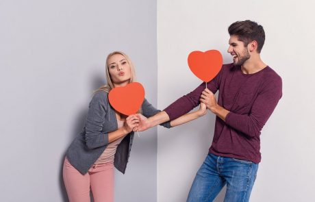 Ljubezenske igre na valentinovo: Ribe zapeljite z romantiko, leva z laskanjem …