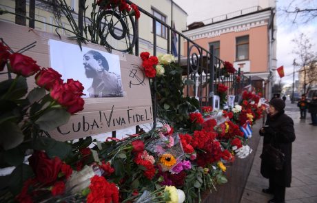 Na Kubi žalne slovestnosti za Fidela Castra: Žara s pepelom bo štiri dni potovala po državi