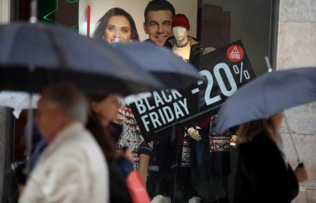 Zveza potrošnikov Slovenije kupce opominja: Črnemu petku sledi spletni ponedeljek in pa decembrski popusti, zato obstaja možnost, da bodo cene v prihodnjih dneh še nižje