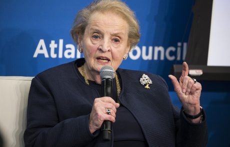 Madeleine Albright se je zaradi Trumpa, v znak solidarnosti, pripravljena registrirati za muslimanko