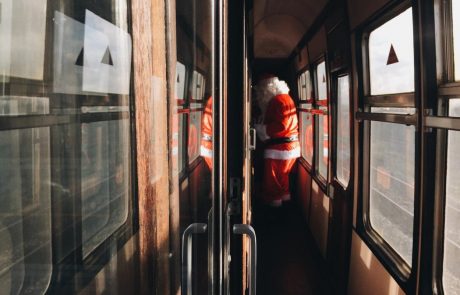 Potnike bodo v decembru na vlakih pozdravili in obdarovali pravljični junaki