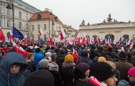 Poljski protestniki, ki nasprotujejo novim pravilom o poročanju iz parlamenta, so se na ulicah zbrali tudi danes