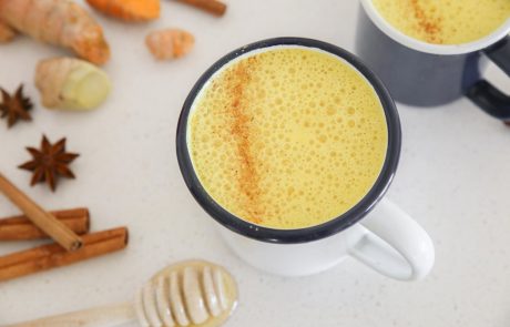 Zlato mleko ali kurkuma latte: Najnovejši hit, a v resnici gre za neverjetno zdrav napitek s stoletno tradicijo