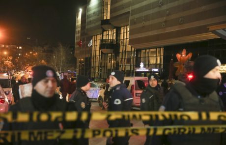 Neznani napadalec streljal na ruskega veleposlanika v Turčiji