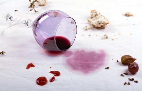 Uporaben trik: Kako odstraniti madež od vina učinkovito in brez čistil