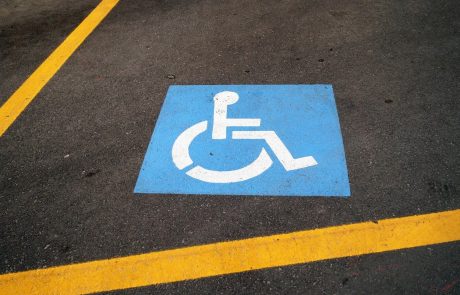 Na mestih za invalide več kot 90 odstotkov vozil parkiranih neupravičeno