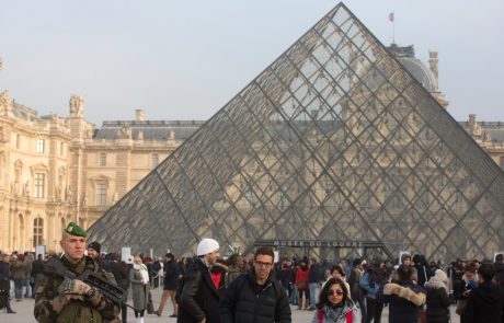 Pariški Louvre evakuirali zaradi požara