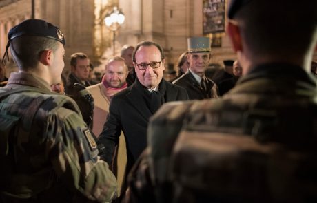 Hollande prispel na nenapovedan obisk v Irak