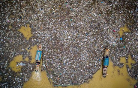 Na Tajskem poskušajo iz morja odstraniti ogromen plavajoč kup smeti