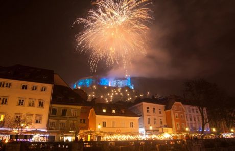 Nebo nad Ljubljano, kjer je novo leto na prostem pričakalo 55.000 ljudi, razsvetlil ognjemet