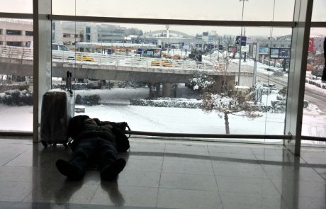 Potniki že več dni čakajo na nadaljevanje potovanja: Snežni kaos v Istanbulu ohromil letališče