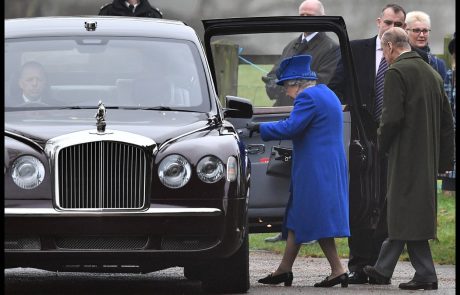 V Buckinghamski palači razkrili, kakšno dailo je za 90. rojstni dan dobila kraljica