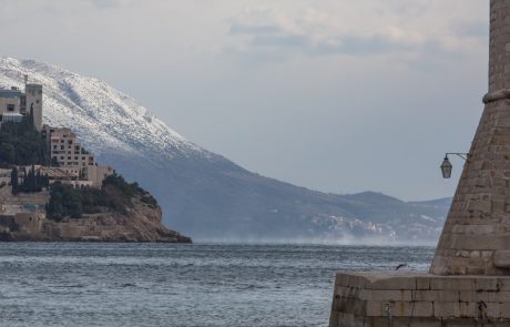 Dubrovnik se je danes zbudil pod snežno odejo