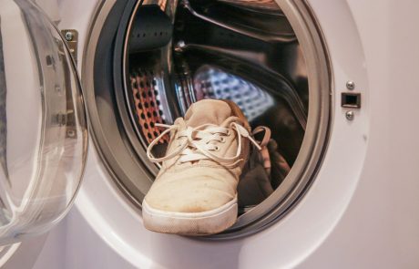 Čevlje perite v pralnem stroju: Sledite tem petim korakom in spet bodo kot novi!