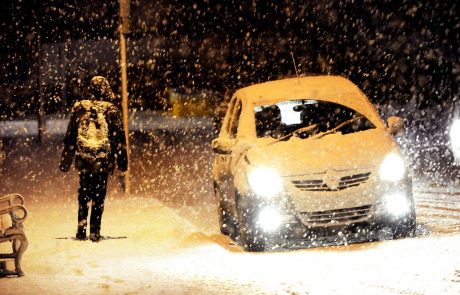 Zaradi snežnega viharja na avtocesti v Tuniziji obtičalo 1000 ljudi