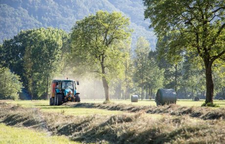 V Goriških Brdih traktor povozil otroka, zaradi hudih poškodb je v oskrbi v UKC Ljubljana