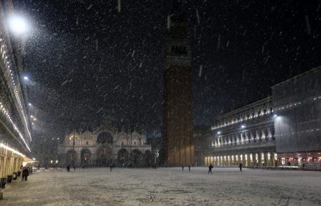 Po viharju v Franciji 32.000 gospodinjstev brez elektrike, v Benetkah turiste presenetil sneg