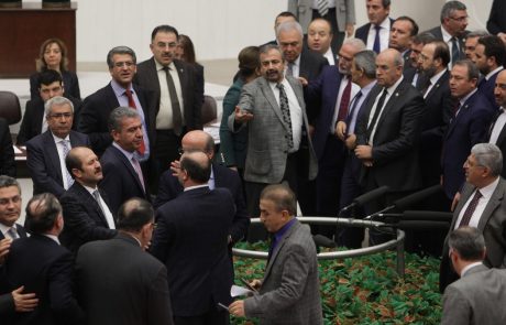 Turški parlament še v drugem branju podprl novo ustavo