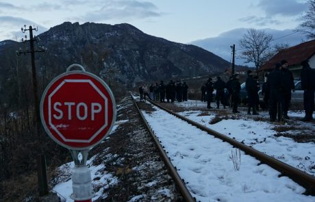 Srbski vlak, ki se je v soboto namenil v Kosovsko Mitrovico, se je vrnil v Beograd