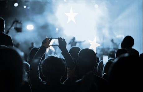 Hrvaška sprošča ukrepe: epidemiologi dovolili 1000 obiskovalcev na koncertih