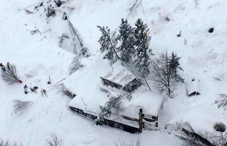 Snežni plaz zasul hotel v osrednji Italiji, do zdaj našli tri trupla