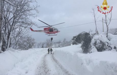 Reševalci so v hotelu v osrednji Italiji, ki ga je v sredo zasul snežni plaz, našli deset preživelih