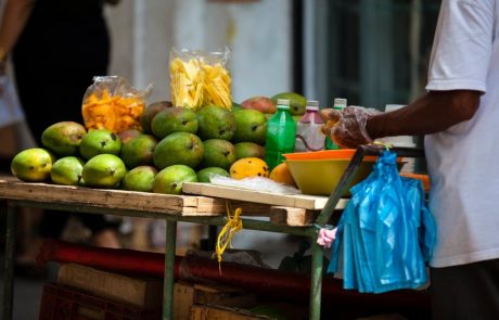 Filipinski kmetje prodajajo mango po znižanih cenah