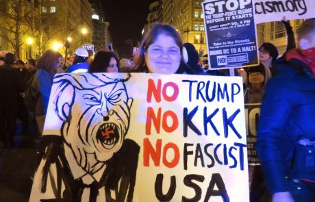 Protestniki napadli in zmerjali Trumpove podpornike, posredovati je morala tudi policija