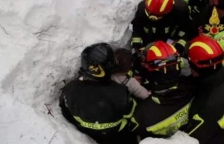 Iz zasutega italijanskega hotela rešili še štiri ljudi; pod snegom vsaj še dva preživela