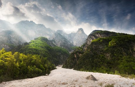Znanstveniki v slovenskih gorah in drugod po Alpah namestili senzorje za nadzor tektonskih premikov