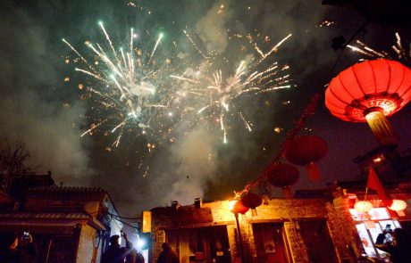 Na Kitajskem v skladu s tradicionalnim koledarjem vstopajo v novo leto, ki bo v znamenju petelina