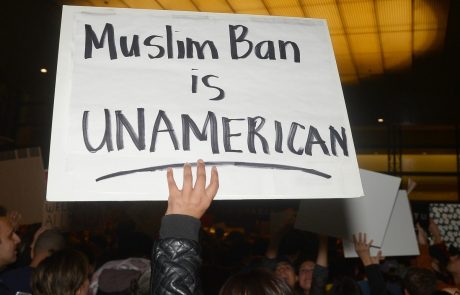 Trumpova omejitev vstopa za muslimane in begunce odmeva v svetu