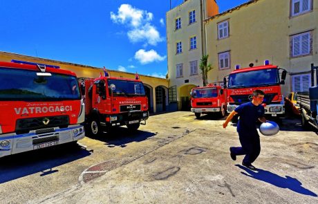 Na Hvaru divja velik gozdni požar, stanje je kritično