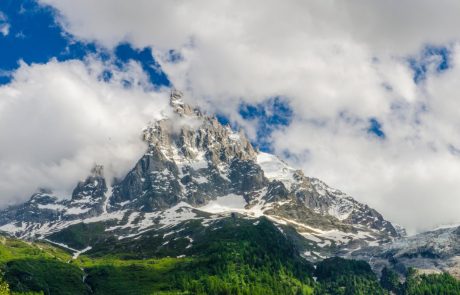 Gori Mont Blanc bi se lahko odlomil ledenik, oblasti evakuirale gorske koče