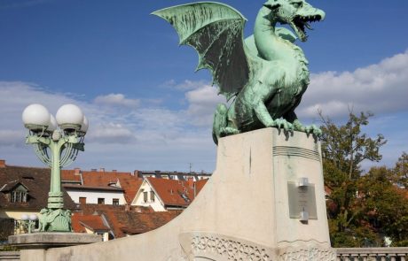 Neznanci poškodovali več spomenikov v Ljubljani