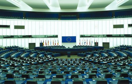 POTRATNA EU: Vsak mesec se iz Bruslja v Strasbourg odpelje 120 uradnih vozil brez potnikov