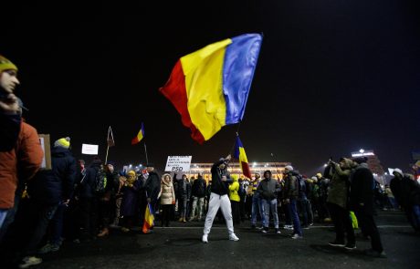 Protestniki že četrto noč zapored preplavili ulice romunskih mest