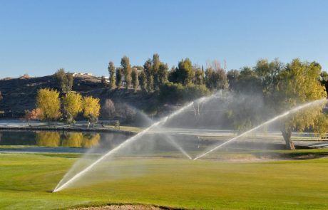 Medtem ko Francija trpi sušo in veljajo omejitve porabe vode, se golf igrišča na veliko zalivajo. Aktivisti so se odločili temu narediti konec…